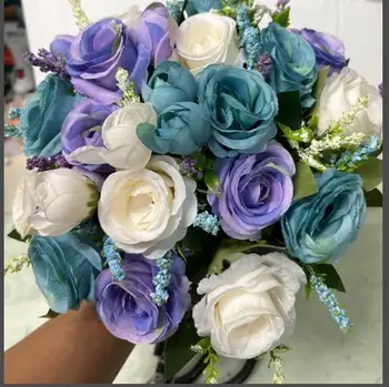 Свадебный букет из искусственных натуральных роз с фиолетово-сине-белым букетом
