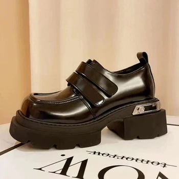 Женская обувь для девочек из искусственной кожи с металлическим декором, платформа с квадратным носком, Удобная высококачественная повседневная обувь на массивном каблуке в стиле ретро