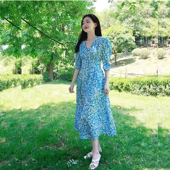 Летнее женское платье с V-образным вырезом и пышными рукавами и высокой талией с принтом голубой хризантемы 2023 года.