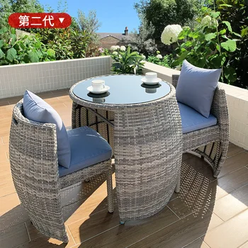 Небольшой столик и стул для отдыха в саду на открытом воздухе, креативная терраса, один или два ротанговых стула из трех предметов.